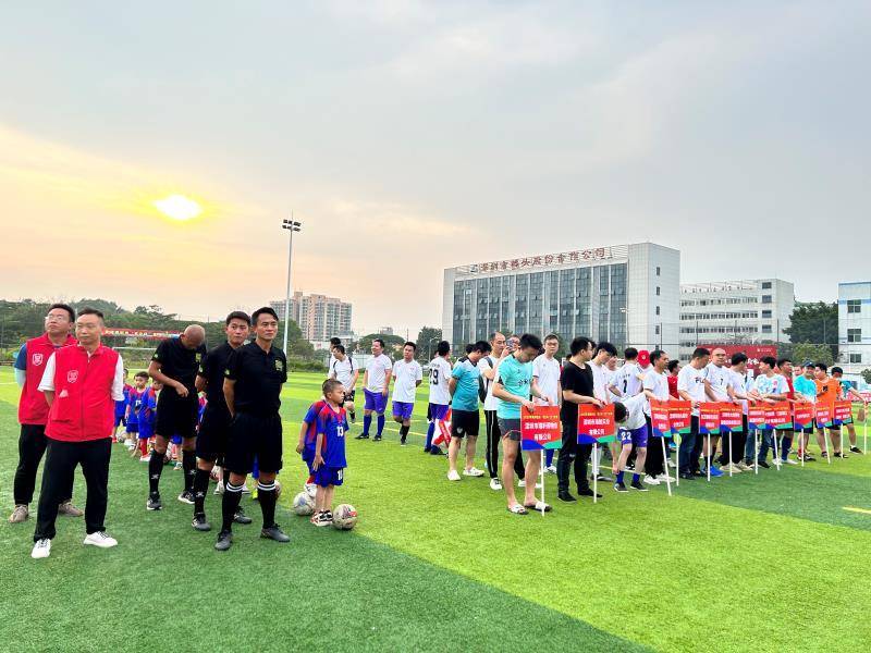 东极抚远黑瞎子岛冰上马拉松比赛在抚远市鸣枪开跑